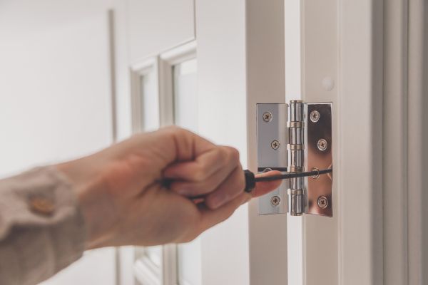 Hinge Repair in Mentor